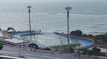 Salerno, crollano parte pattinodromo sul lungomare 