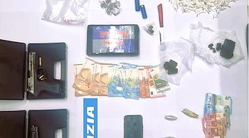 Salerno, due arresti per spaccio di droga: sequestrati oltre un chilo di cocaina e un’arma clandestina