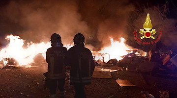 Salerno, fiamme in un’area trasformata in discarica a cielo aperto