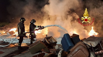Salerno, incendio in via Generale Clark: brucia una discarica abusiva nei pressi del Novotel