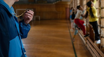 Salerno, istruttore sportivo ai domiciliari: è accusato di violenza sessuale aggravata su due allieve minorenni 
