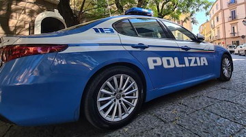 Salerno, minorenne entra in un appartamento e fugge calandosi dal quarto piano: arrestato per rapina impropria