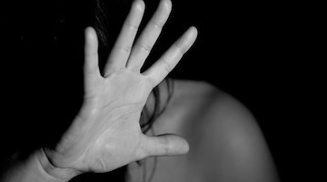 Salerno: molesta passanti e minorenni con una bottiglia di vetro, poi tenta di abusare di una donna 