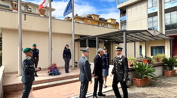 Salerno, Polizia di Stato e Guardia di Finanza rendono omaggio ai tre Carabinieri morti a Castel d’Azzano