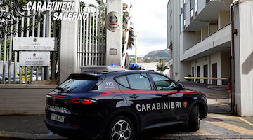 Salerno, rapinano un'attività commerciale di fronte alla caserma dei Carabinieri: arrestati due uomini