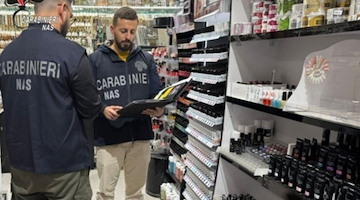 Salerno, sequestrate 60 confezioni di cosmetici pericolosi per la salute: titolare denunciato