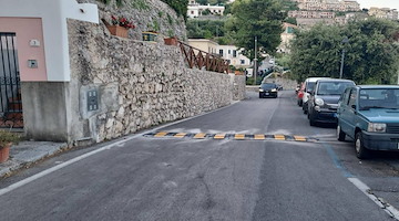 Scala, al via l'istallazione dei dossi stradali con bande antiscivolo e riflettenti