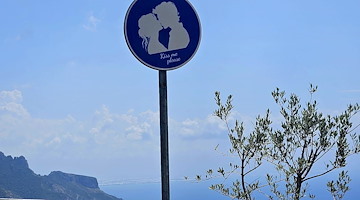 Scala invita all'amore: arrivano i cartelli “Kiss me, please” nei luoghi più panoramici