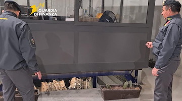 Scoperta fabbrica clandestina di sigarette nascosta in un bunker sotterraneo, è la più grande mai rinvenuta in Italia