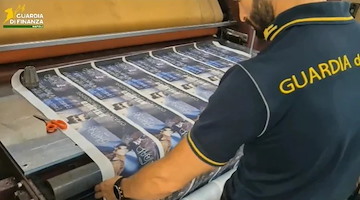 Scoperta una centrale del falso nel napoletano: arrestati due cinquantenni, sequestrati oltre 8mila articoli contraffatti
