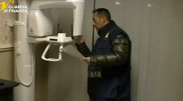 Scoperto falso dentista all’interno di uno studio autorizzato a Bergamo, operava dal 2021: quattro denunciati 