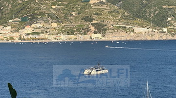 SEAWOLF X in rada a Marmorata: il catamarano di lusso che anticipa l’inverno
