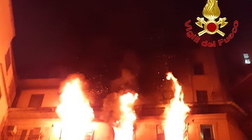 Si butta dal quinto piano per salvarsi dall'incendio: morta donna di 48 anni a Milano 