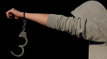 Si finge perito del Tribunale e deruba un'anziana: 17enne nei guai nel Salernitano