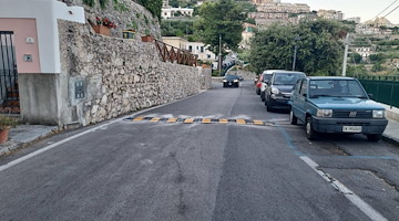 Sicurezza stradale, a Scala nuovi dossi con bande antiscivolo e riflettenti
