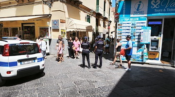 Sorrento, bambina di 6 anni si perde nel centro storico: ritrovata in 15 minuti