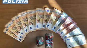 Spaccia droga sul lungomare di Salerno, poi aggredisce gli agenti: arrestato 