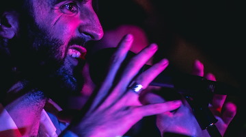 Stasera a Cetara va in scena “Il Cappellaio Magico”: omaggio poetico a Rino Gaetano