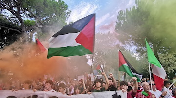 “Stop al genocidio in Palestina”: in migliaia al Lido per accendere i riflettori su Gaza