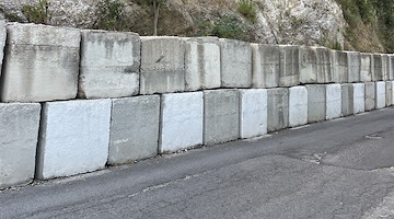 Strada a Petrellosa ancora parzialmente ostruita: l'Associazione Prima Cava chiede rimozione dei blocchi e interventi di messa in sicurezza 