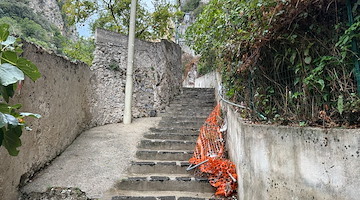 Stradina pedonale tra Atrani e Ravello: chiusa da quasi due anni, ma il divieto è ignorato