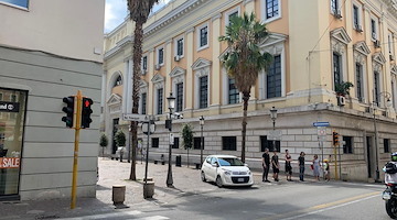 Tenta di rubare un giubbotto da 119 euro: denunciato 23enne a Salerno