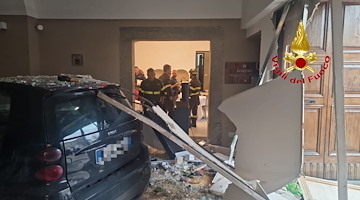 Terrore a Salerno, uomo irrompe con l’auto in un ristorante: una donna ferita