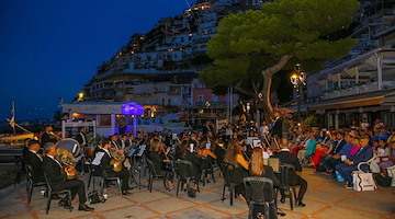 Torna il Concerto all'Alba a Positano: 10 agosto in scena l’Orchestra Filarmonica Costiera Amalfitana 