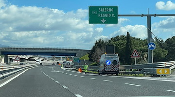 Torre Annunziata, tragico incidente in autostrada: morta una donna, un ferito grave