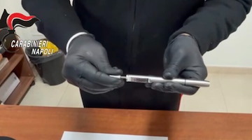 Traffico di armi a Napoli, i Carabinieri scoprono "penne-pistola" e un vero arsenale in casa di un 27enne
