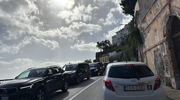 Traffico intenso sulla Statale Amalfitana 163: rallentamenti tra Amalfi e Maiori