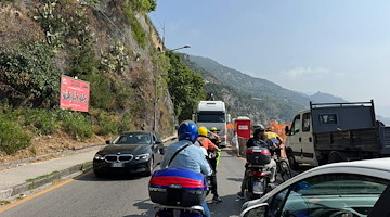 Traffico intenso tra Vietri sul Mare e Salerno sulla Statale 18