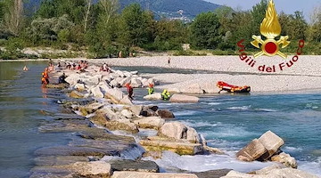 Tragedia a Pederobba, bimba di 10 anni annega nel fiume Piave: stava facendo un bagno con i fratelli