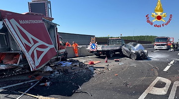 Tragedia sull'A4, auto piomba su un cantiere autostradale: morti marito e moglie 