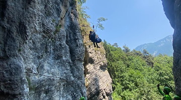 Tragedia sulla ferrata Signora delle Acque: escursionista muore precipitando da altezza di oltre 50 metri 