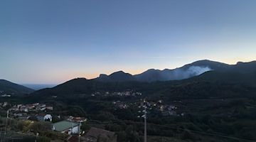 Tramonti, incendio a Croce dell’Arco. Volontari in azione per domare le fiamme