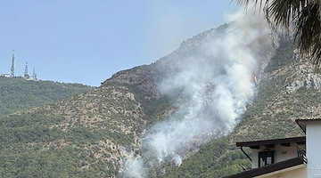 Tramonti, nuovo incendio: fiamme minacciano la zona tra Ponte e Campinola