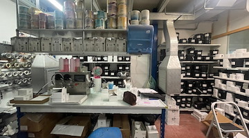 Trani, sequestrato laboratorio di smalti con sostanza cancerogena vietata: oltre 12mila flaconi pronti per la vendita