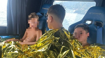 Trascinati dalla corrente verso il largo: salvati tre bambini a Vietri sul Mare 