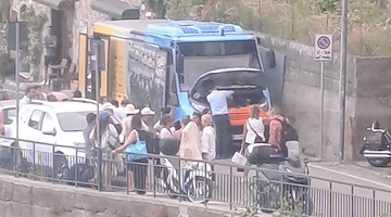 Trasporto pubblico a Positano. Minibus in panne a Montepertuso