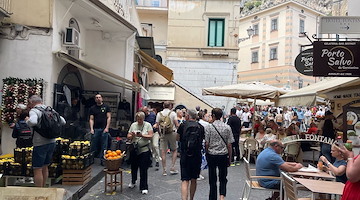 Tre anni di Governo Meloni: turismo italiano cresce e conquista la seconda posizione europea superando la Francia 