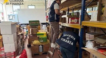 Treviso, sequestro della Finanza in magazzino cinese: oltre 25 tonnellate di alimenti conservati in condizioni igieniche critiche