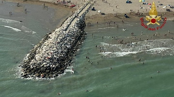 Trovato senza vita il piccolo Carlo, il bimbo di 6 anni scomparso in mare a Cavallino Treporti 