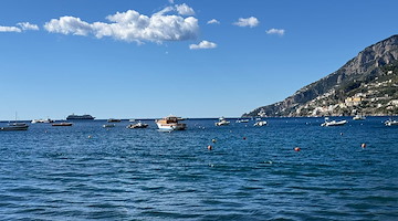 Turismo, Amalfi accoglie la nave da crociera di lusso Azamara Pursuit