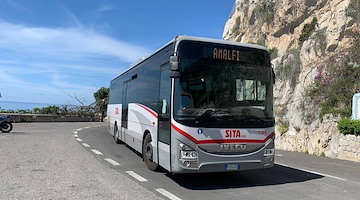 Turisti smarriscono zaino con denaro e documenti nella tratta Amalfi-Maiori: ritrovato grazie al personale Sita Sud