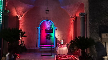 Un tappeto di fiori e un urlo di pace: Ravello prega con la Madonna dell'Avvocata