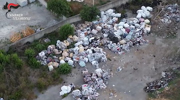 Una discarica abusiva tra la fitta vegetazione con oltre 400 tonnellate di rifiuti: la scoperta nel napoletano 