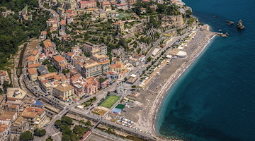 Una spiaggia davvero per tutti: a Vietri arriva la carrozzella galleggiante per il mare