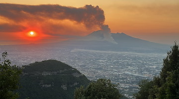 Vesuvio in fiamme, devastata la pineta di Terzigno: fumo visibile dal Valico di Chiunzi