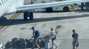 Via libera ai liquidi nel bagaglio a mano: in aereo si vola con shampoo e vino, ma solo dove ci sono i nuovi scanner